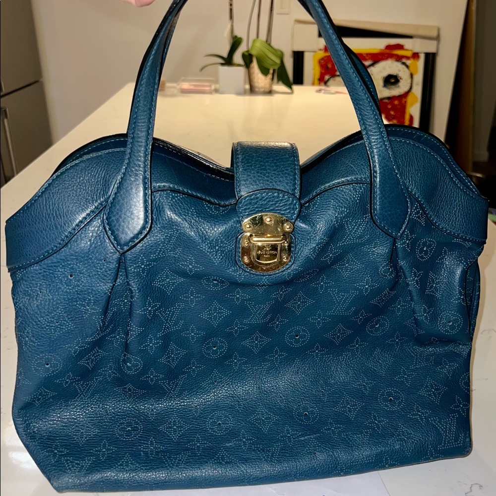 Authentic rare Louis Vuitton Cirrus MM Mahina Leather